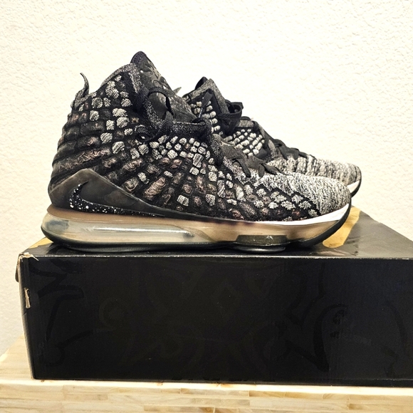 Nike Lebron 17 - Picture 1 of 7
